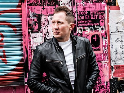 image of Oliver Darling about Traditions, Guitars and Hands on Autopilot